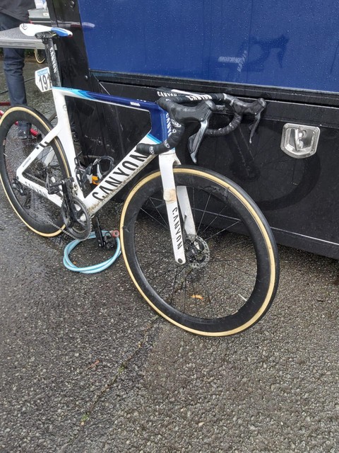 Het voorwiel van de fiets van Mathieu Van der Poel was gebroken na zijn val. 