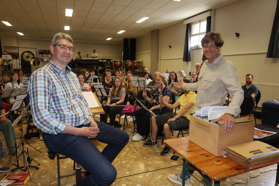 Günther Neefs en dirigent Jos Simons (links) tijdens de repetitie met de muzikanten van de harmonie uit Rotem.