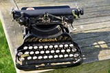 thumbnail: De opvouwbare machine weegt nauwelijks 2,50 kg en is vervaardigd door de Corona Typewriter Company uit New York. 