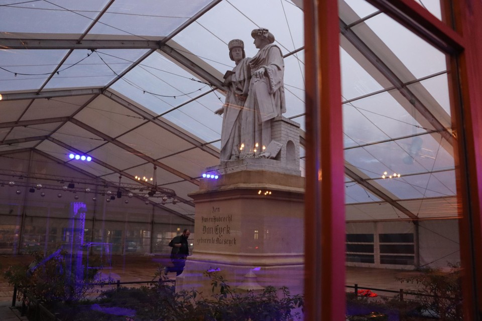 Het standbeeld van de gebroeders Van Eyck staat centraal in een ijspiste en in een tent die op 1 december opent.  