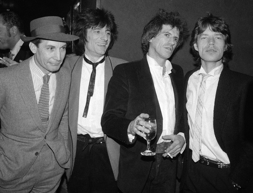 Charlie Watts, links, in gezelschap van de andere bandleden van The Rolling Stones. 