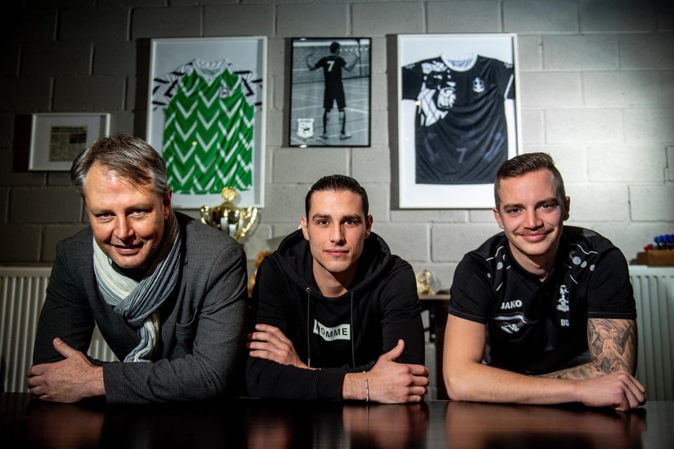 Papa Erwin Vaes en broer Jonas, samen met Brecht Geraerts voor de ‘Maartenmuur’: “Maarten is de bestaansreden van onze club. We willen hem trots maken.” 