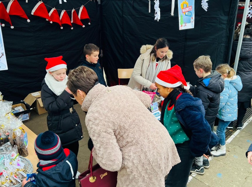 De kerstshop tijdens de kerstborrel bij SBS De Halte in Martenslinde werd druk bezocht 