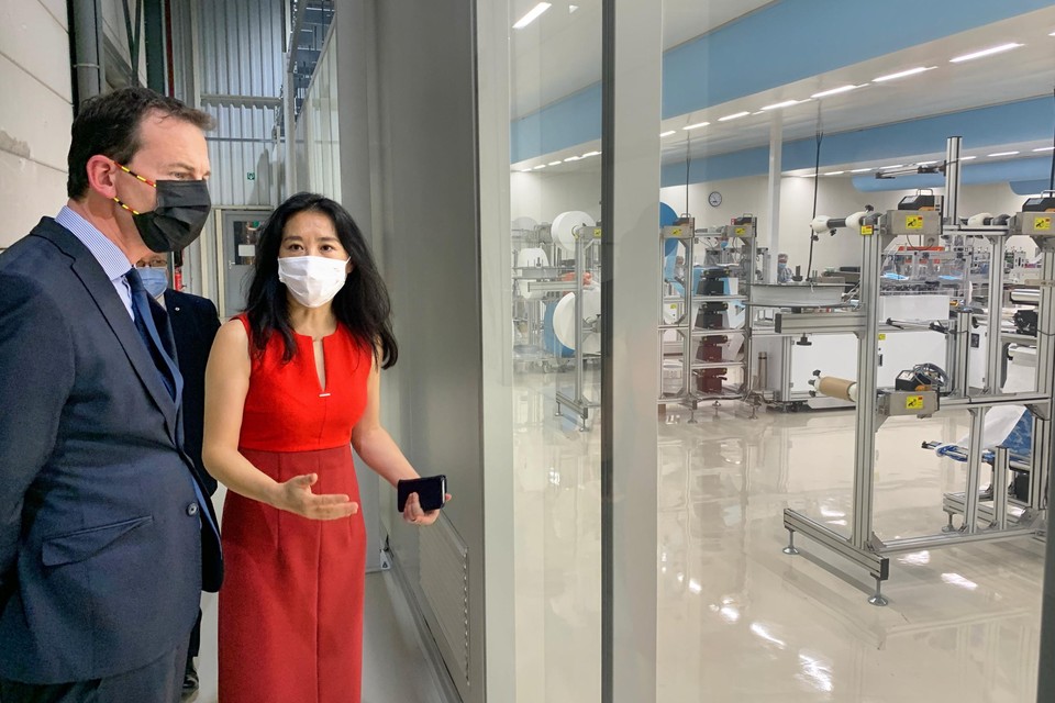 Minister Wouter Beke wordt door CEO Anna Li rondgeleid langs de steriele productiekamers. 