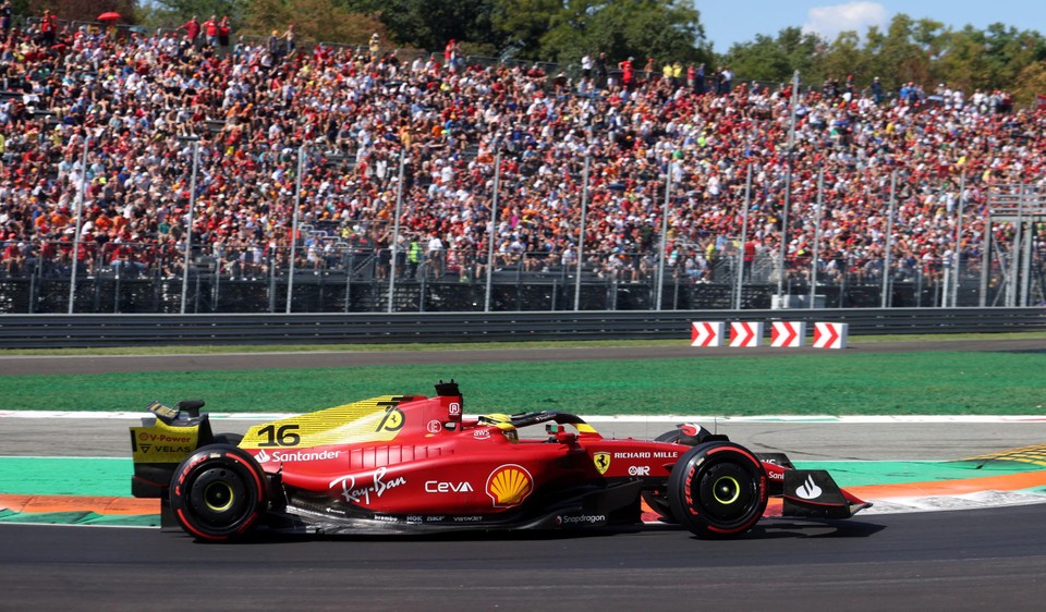 Charles Leclerc in de Ferrari met gele accenten. 