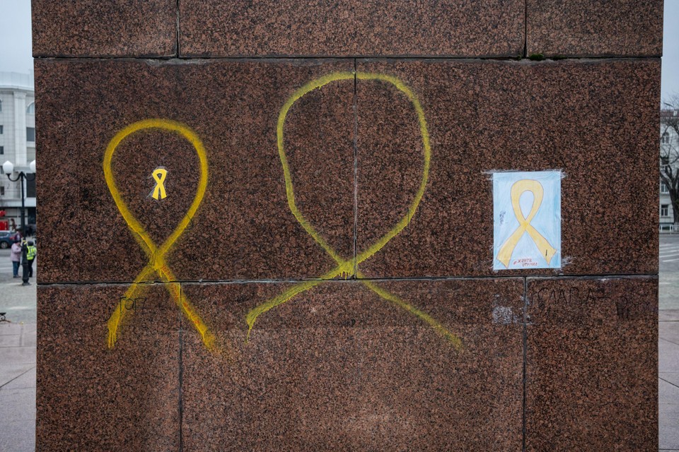 Onder de Russische bezetting doken overal gele lintjes en tekeningen op in Cherson. 