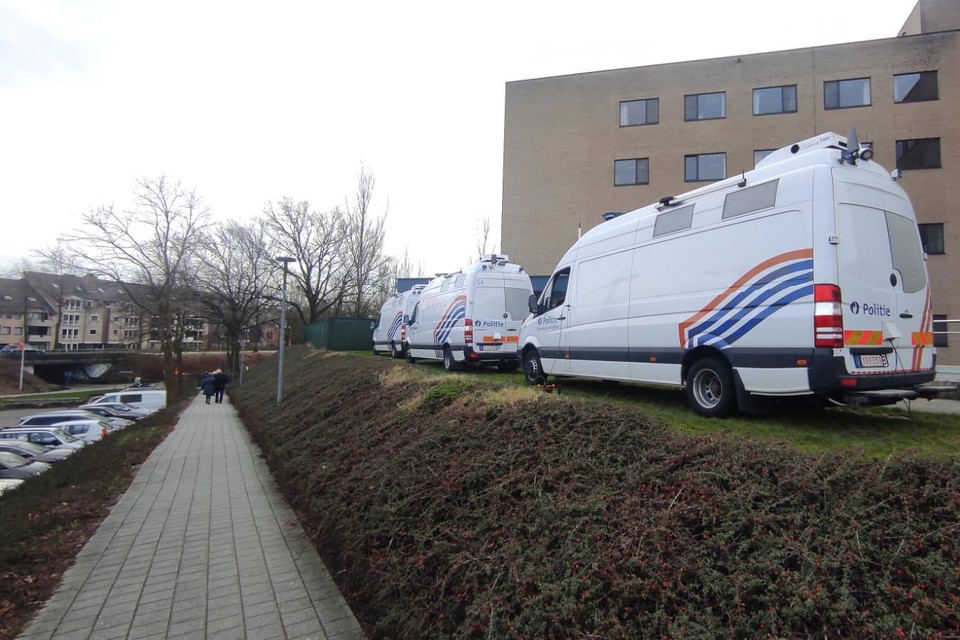 De politie verzamelde dinsdagnamiddag met veel volk aan het ziekenhuis in Overpelt.