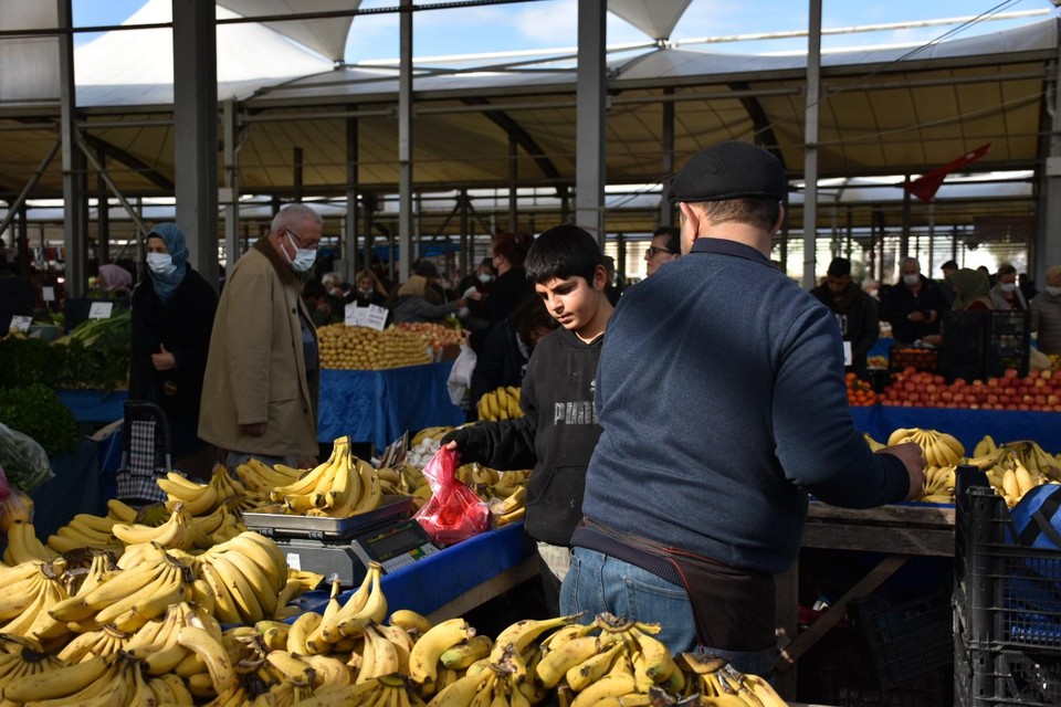 Fruit en groenten kopen is voor Turken een dure affaire geworden. 