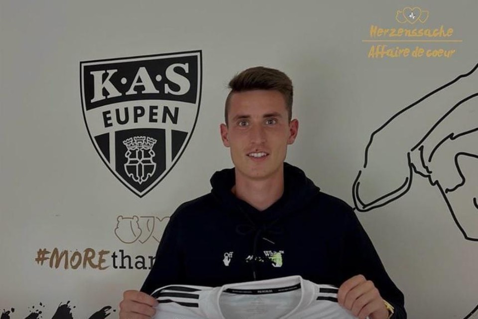 Yentl Van Genechten poseert met het shirt van zijn nieuwe ploeg. 