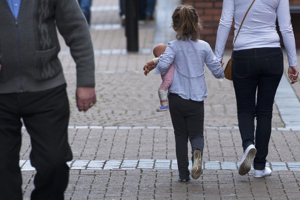 Een meisje loopt aan de hand van haar mama door de straten van Rotherham. Een bende kon er zijn gang gaan, onder meer door nalatigheid van de politie.  