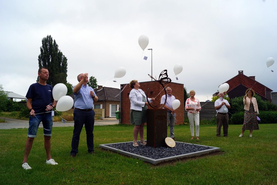 Het gemeentebestuur knipte geen lint door, maar liet witte ballonnen op om het monument voor de sterrenkinderen in te huldigen. 