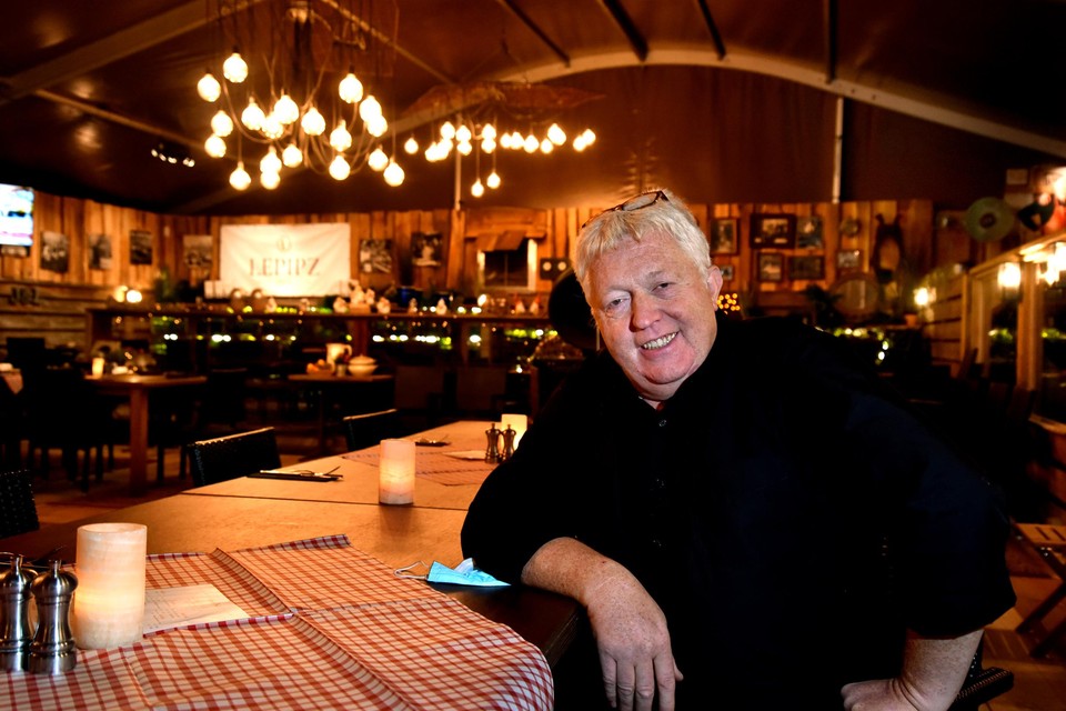 Luc Withofs van ’t Veilinghuis in Sint-Truiden zette een winterterras op voor zijn restaurant. “Klanten komen daar echt op af.” 