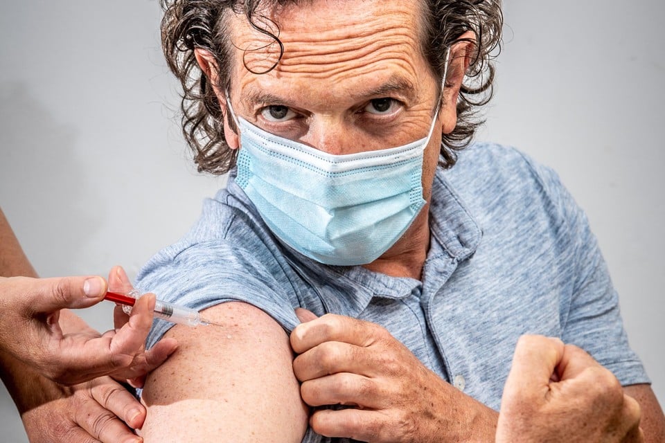 Onze reporter kreeg in juli als een van de eersten een testvaccin tegen corona ingeënt. 