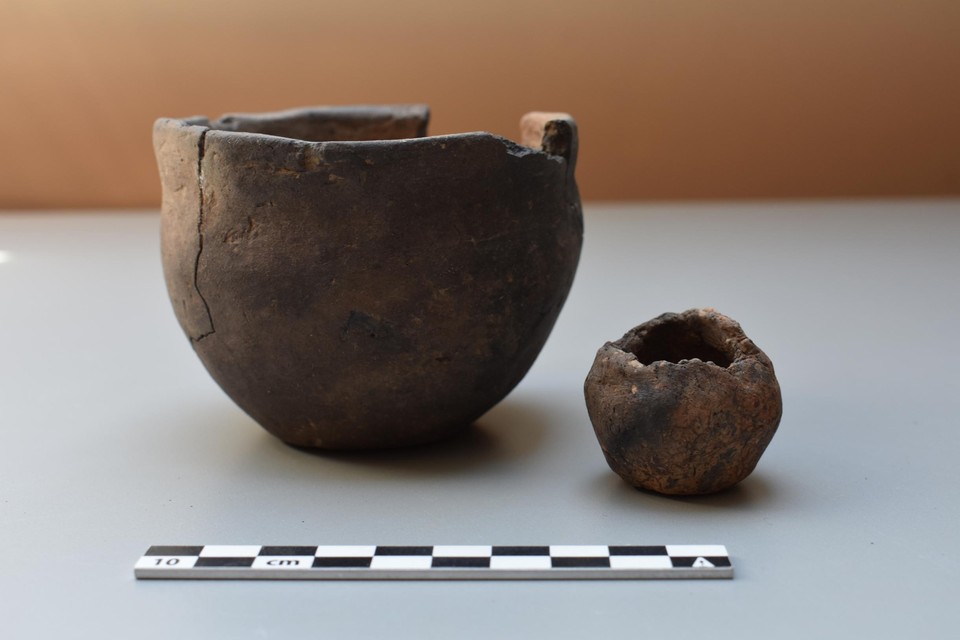 Oogstrelend archeologisch aardewerk is onlangs aan de oppervlakte gekomen langs de Maas in Elen. 