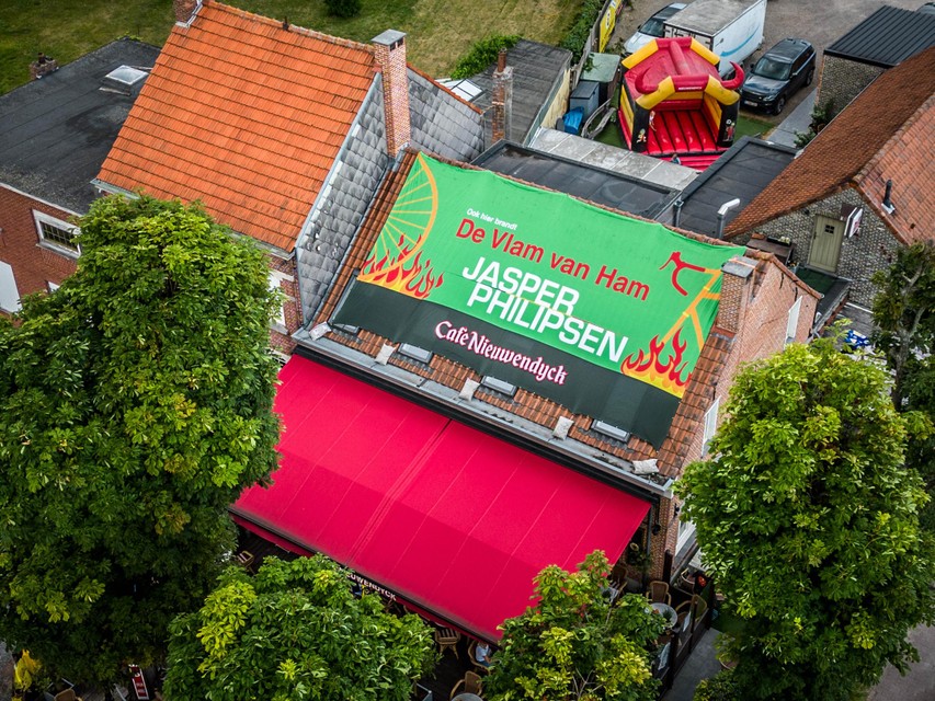 Een levensgroot groen zeil overspant het dak van Philipsens supporterscafé.