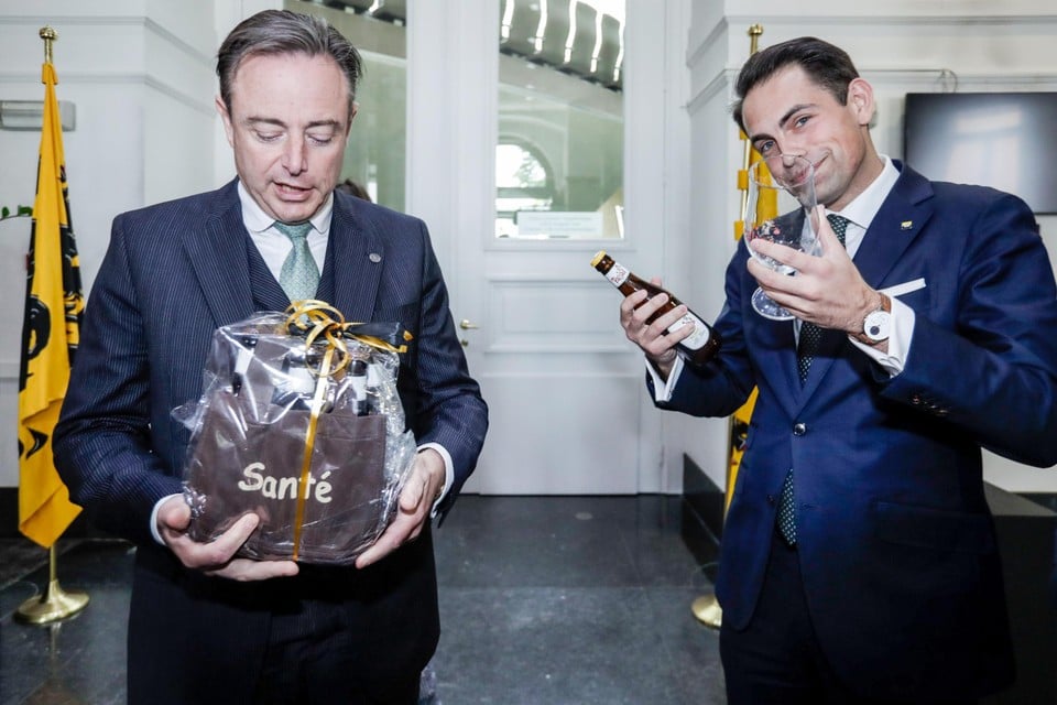 N-VA-voorzitter Bart De Wever (links), samen met Tom Van Grieken, voorzitter van Vlaams Belang.
