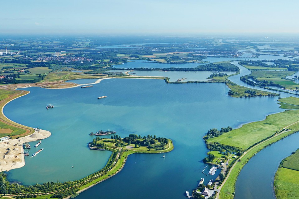 De Vissenakker/Boterakker-plas in Kinrooi staat in rechtstreekse verbinding met de Maas (rechtsboven). Nederland, dat drinkwater wint uit de rivier, vrees verontreiniging. 