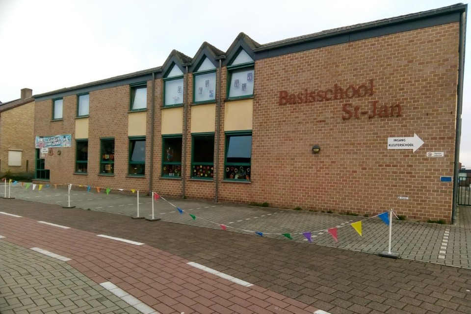 Omdat twee leerkrachten van basisschool Sint-Jan Bloemenlaan zijn besmet met het coronavirus, gaat de school uit voorzorg een week dicht. 