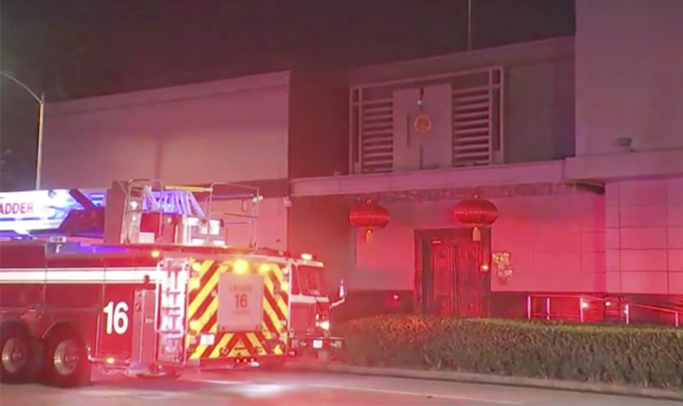 Kort nadat de Chinezen hoorden dat ze uit hun consulaat in Houston moesten, brak er brand uit. 