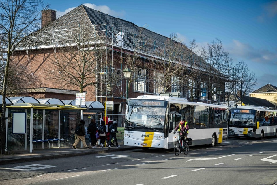 Bussen van De Lijn aan het station van Leopoldsburg.