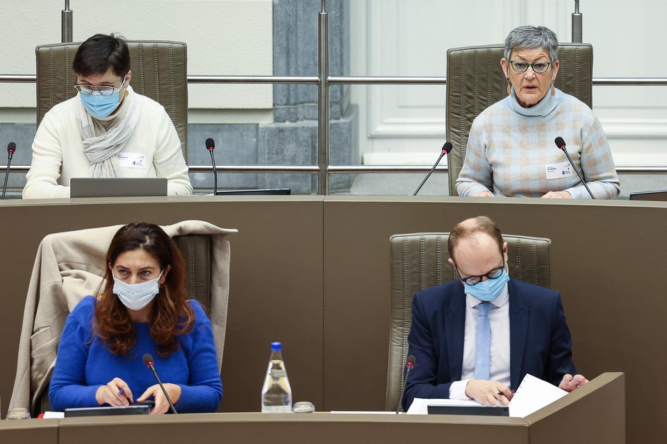 OVAM-administrateur-generaal Henny De Baets (rechtsboven) en minister van Omgeving Zuhal  Demir (linksonder) zaten een hele dag dicht bij elkaar, maar allerminst op dezelfde golflengte over het onderzoek naar de PFOS-vervuiling door 3M. 
