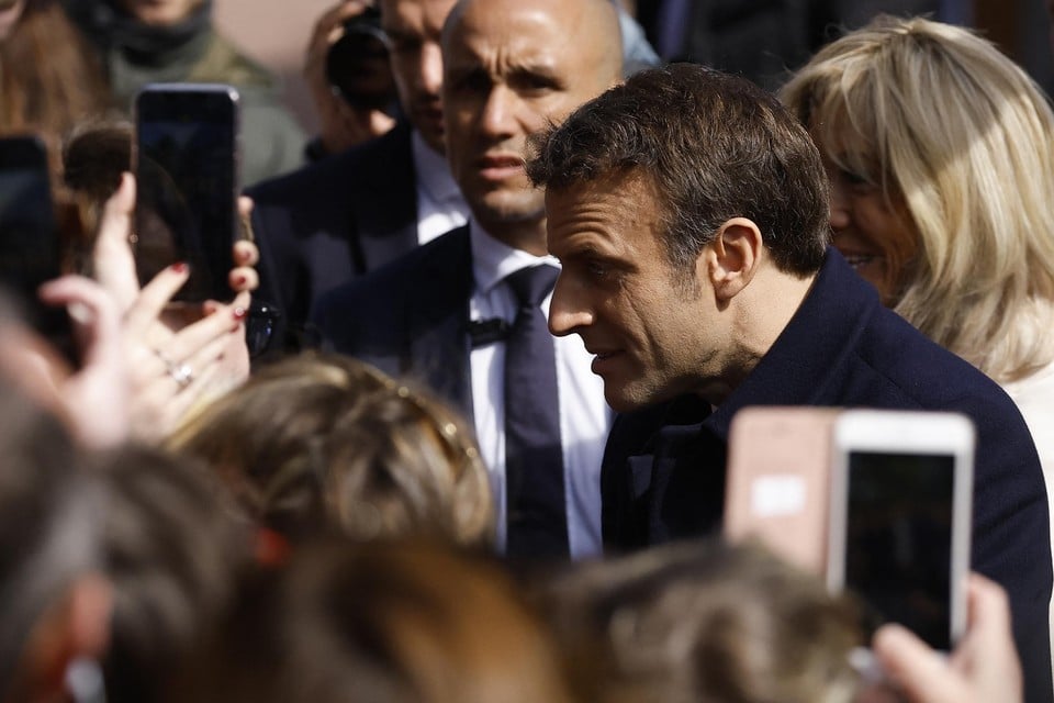 De Franse president Emmanuel Macron en zijn vrouw Brigitte gaan stemmen in Le Touquet-Paris-Plage.  