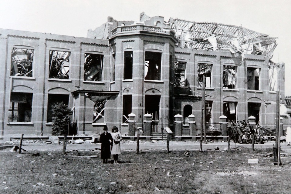 Van de vakschool in Tessenderlo bleven enkel de gevels overeind. Hier stierven op 29 april 1942 liefst 45 kinderen. 