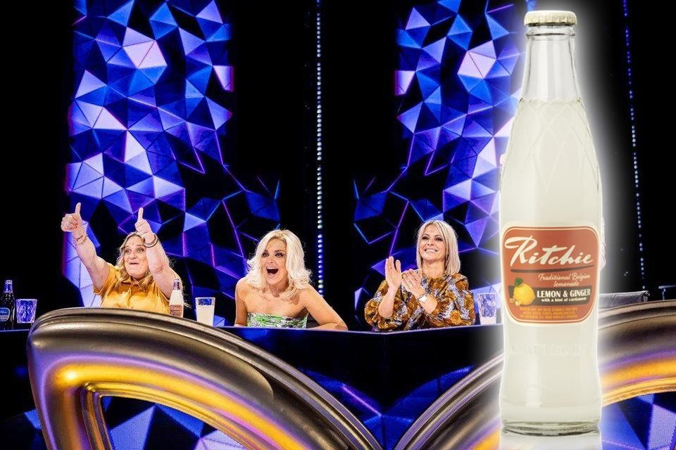 Ruth, Julie, Karen en Anthony drinken limonade en cola van Ritchie. — © VTM 