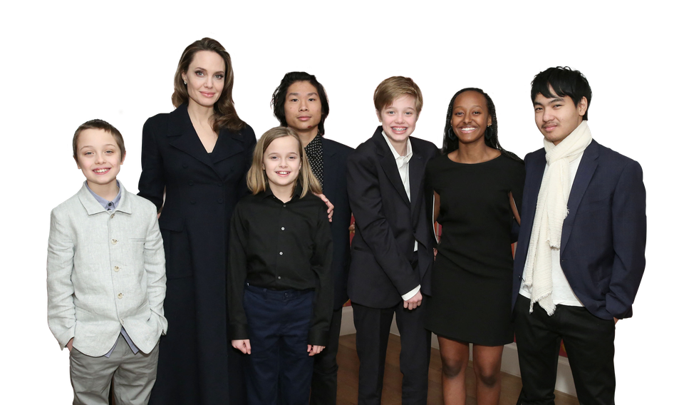 Angelina Jolie en haar zes kinderen, Pax staat rechts van haar op de foto, op de achterste rij.