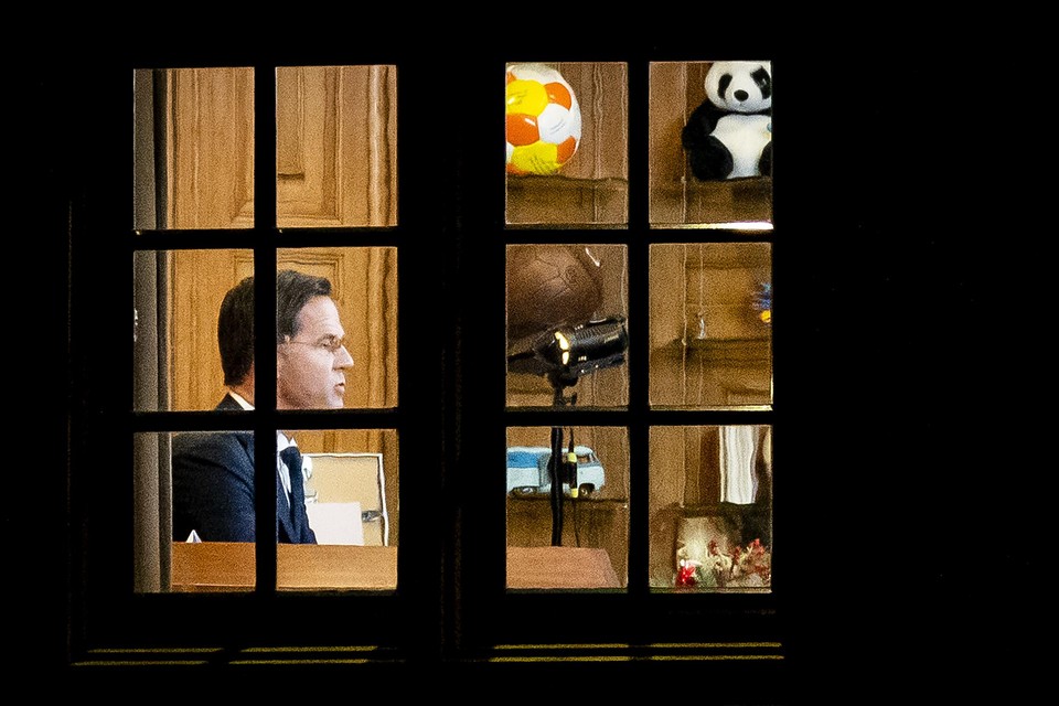 Premier Mark Rutte tijdens de lockdown-toespraak maandagavond in zijn kantoor in het Torentje in Den Haag. Weinig Europese leiders hebben hun populariteit als gevolg van de coronacrisis zo zien stijgen als hij. 