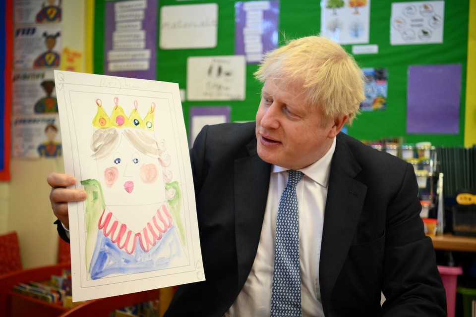 Terwijl de barslechte verkiezingsresultaten binnenliepen, bezocht Boris Johnson een kleuterschool. Hij tekende er een portret van de Queen.  