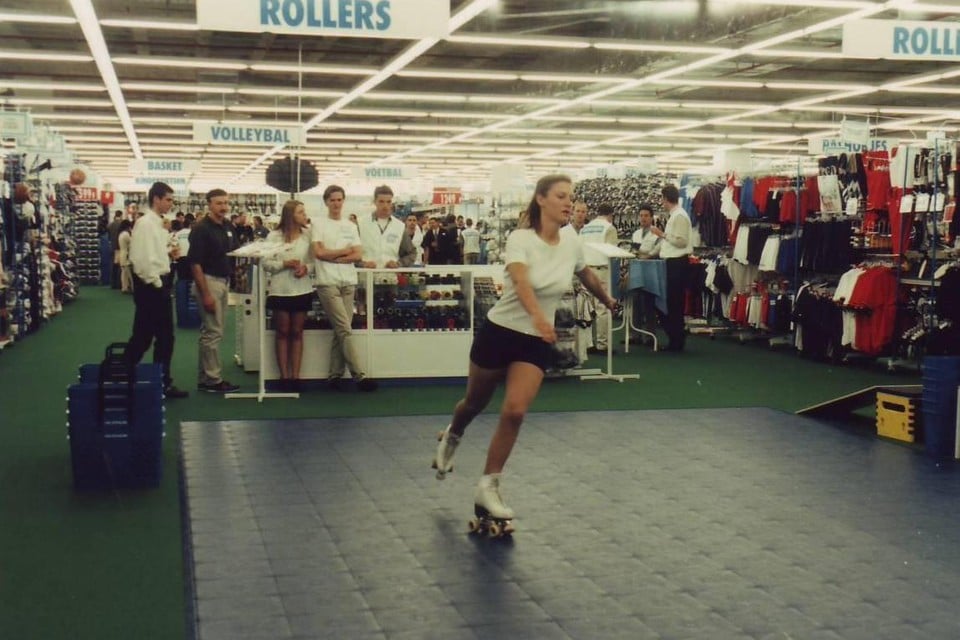 Deze foto werd genomen bij de opening van de eerste Decathlon-winkel in Antwerpen, in 1997. Foto rr 