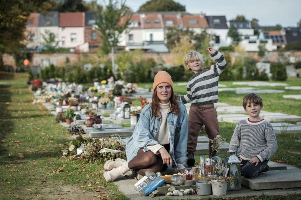 Klara De Wilde met zoontjes Mon (4) en Eddie (6) bij het graf van papa Wim Meus.