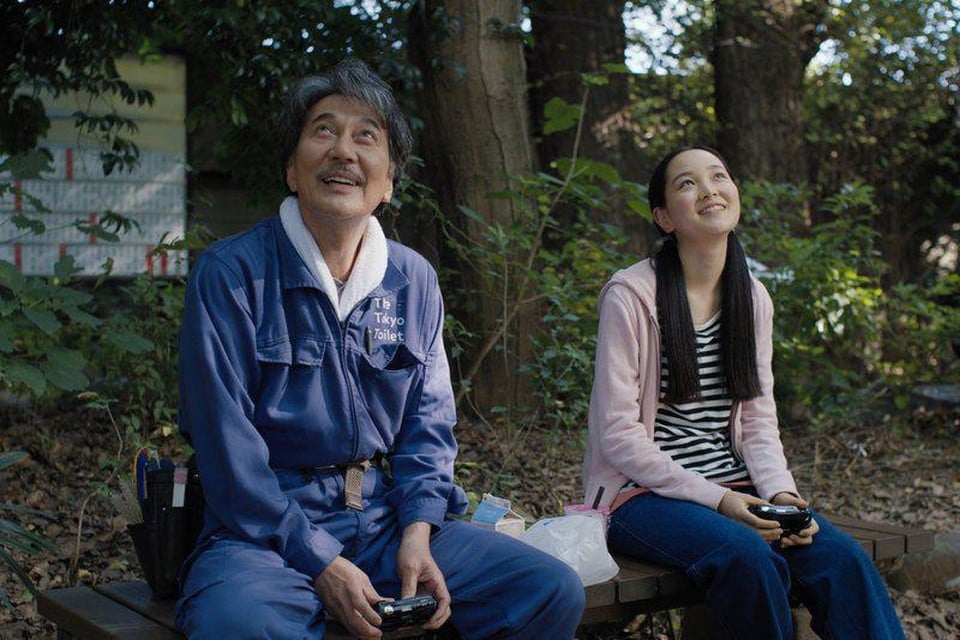 Toilettenpoetser Hirayama (Kōji Yakusho) tijdens een rustig moment in ‘Perfect Days’ van Wim Wenders.