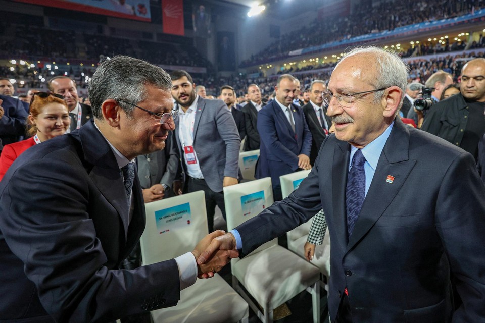 Kemal Kilicdaroglu (rechts) met opvolger Özgür Özel (links).