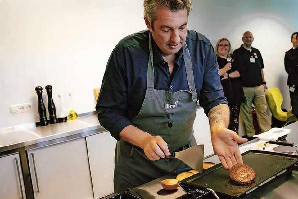 Hans van Wolde bakt een kweekvleesburger.