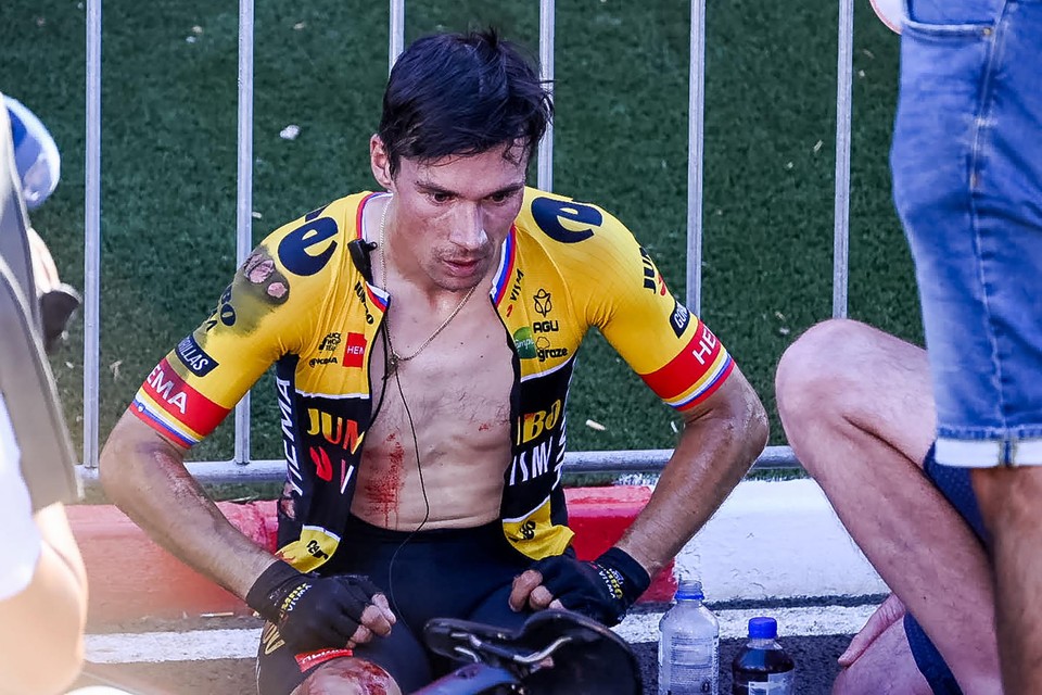 Primoz Roglic zit er na zijn val in de Vuelta verslagen bij.