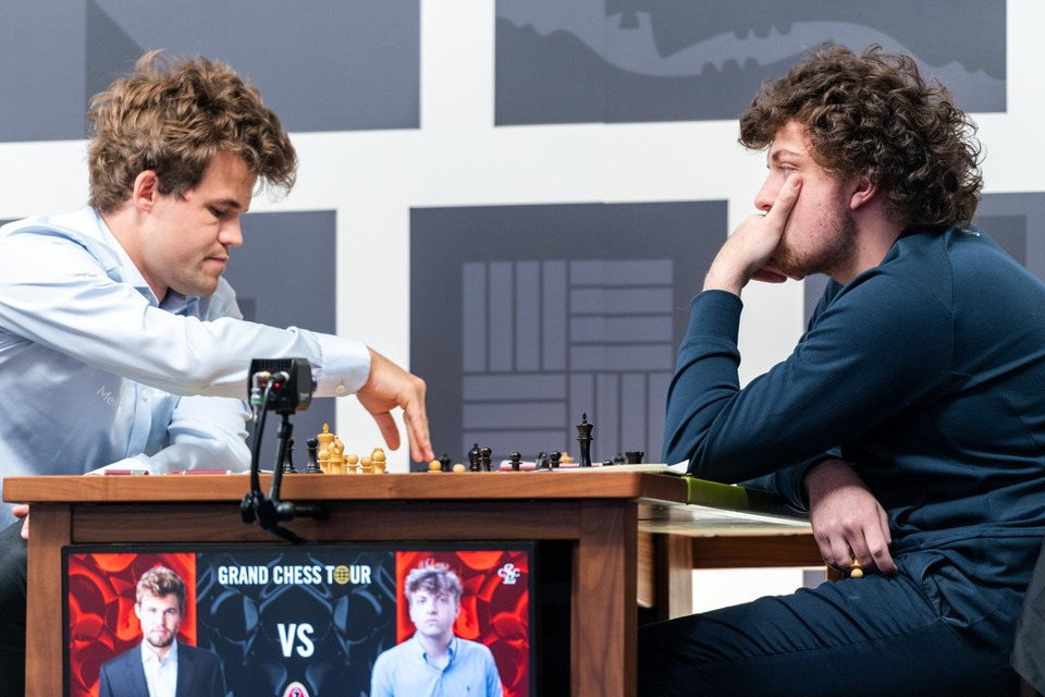 Magnus Carlsen (links) en Hans Niemann (rechts) 