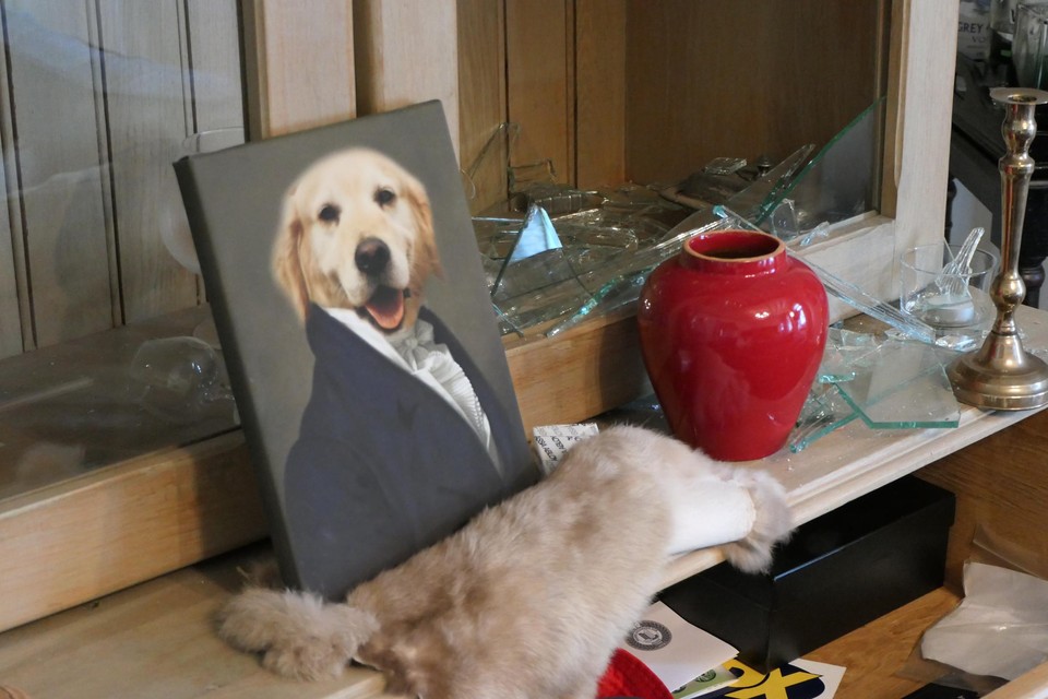 Zelfs de urne van de hond van Olivier moest eraan geloven. 