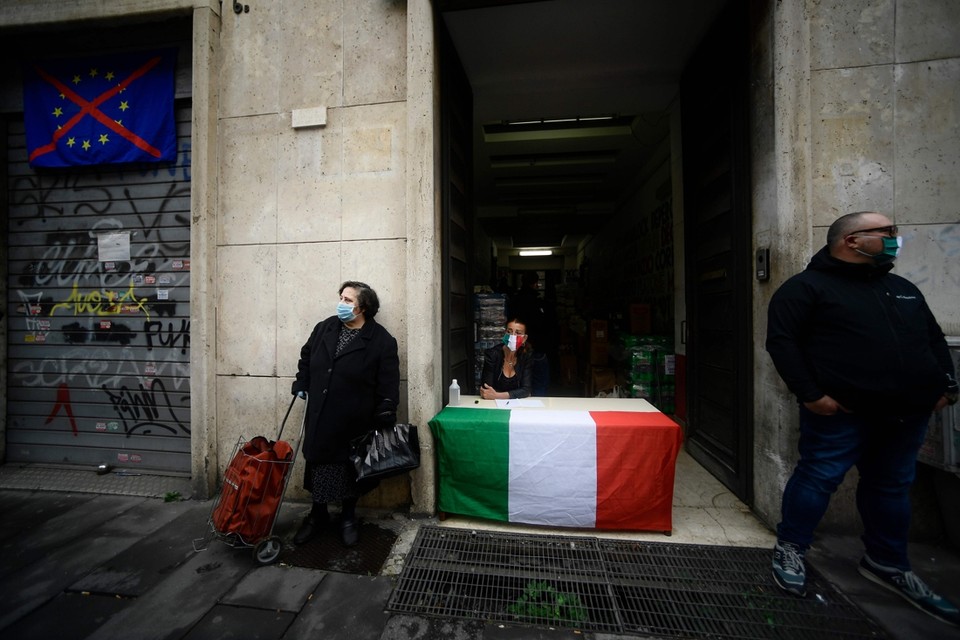 Anti-Europees sentiment bij een voedselbedeling in Rome. ‘Een hele generatie dreigt te verarmen.’ 