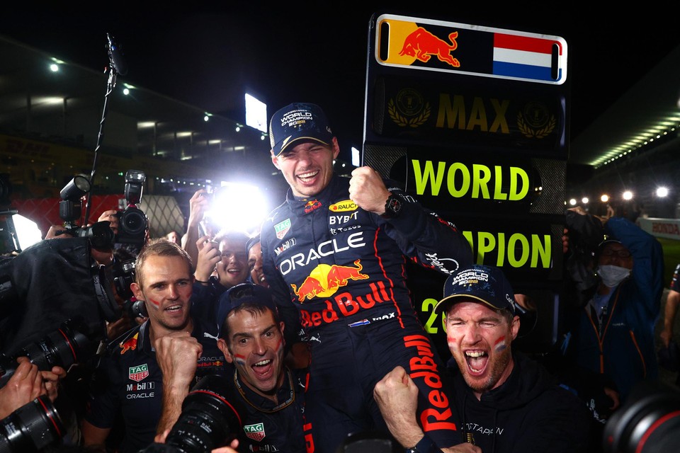 Max Verstappen werd wereldkampioen in opperste chaos, maar de vreugde was er niet minder om. 