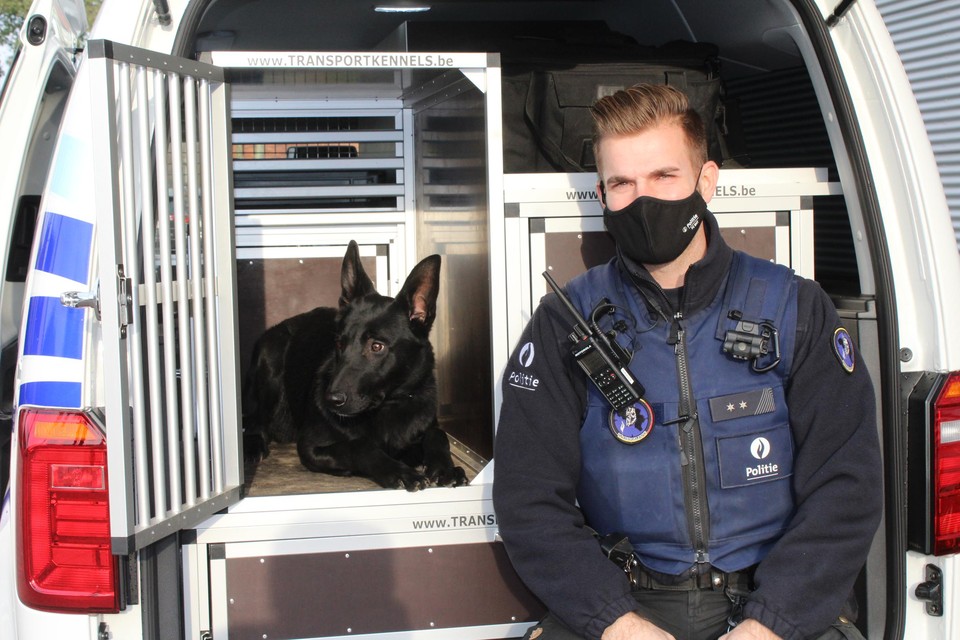 Hondengeleider Nick kan zijn honden Kas en Jax (foto) met het nieuwe voertuig veilig mee op patrouille nemen. 