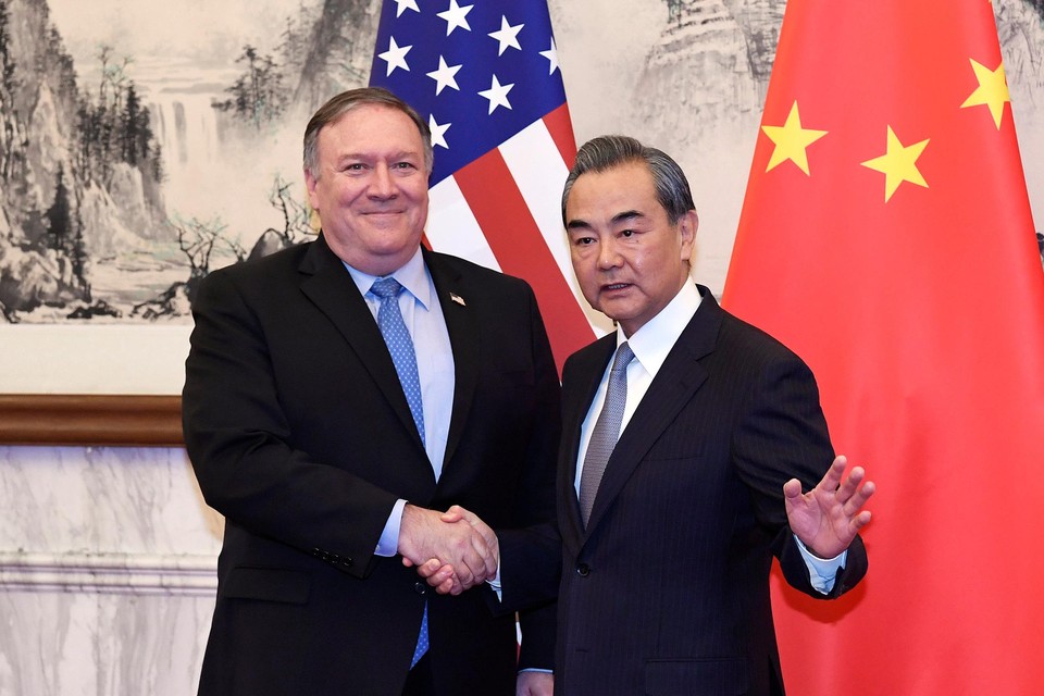 De Chinese buitenlandminister Wang Yi met zijn Amerikaanse collega Mike Pompeo. 