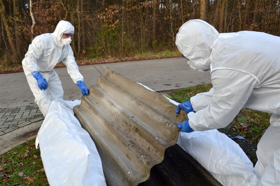 Burgers die asbest willen verwijderen, moeten verplicht beschermende kledij aantrekken. 
