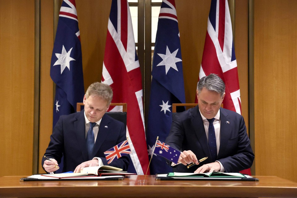 Defensieministers van het VK Grant Shapps en van Australië Richard Marles ondertekenen het akkoord.