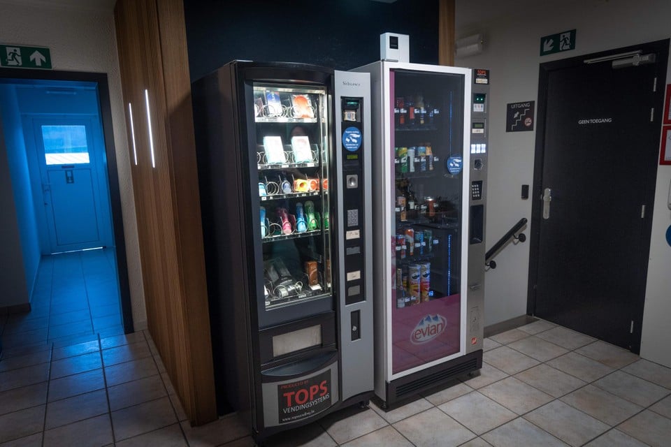 De automaat met seksspeeltjes- en de drankautomaat staan naast elkaar.