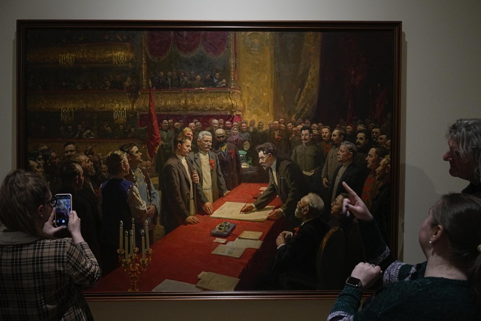 Het plechtige moment op 30 december 1922 is vereeuwigd in een schilderij. De Unie van de Socialistische Sovjetrepublieken is een feit. Volgens Poetin was die Republieken ook wat autonomie geven een historische vergissing, die tot nu grote gevolgen heeft.   