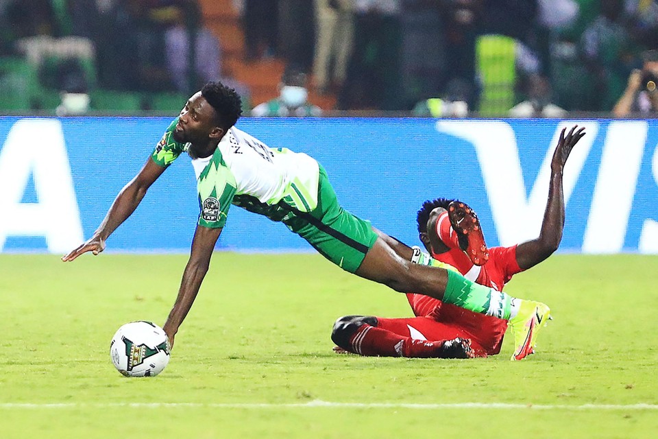 Wilfred Ndidi wordt onderuit geschoffeld op de Afrika Cup. 