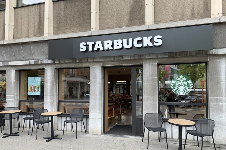 De Amerikaanse keten van koffiehuizen Starbucks heeft haar nieuwste zaak in het vroegere stationsbuffet van Hasselt geopend. 