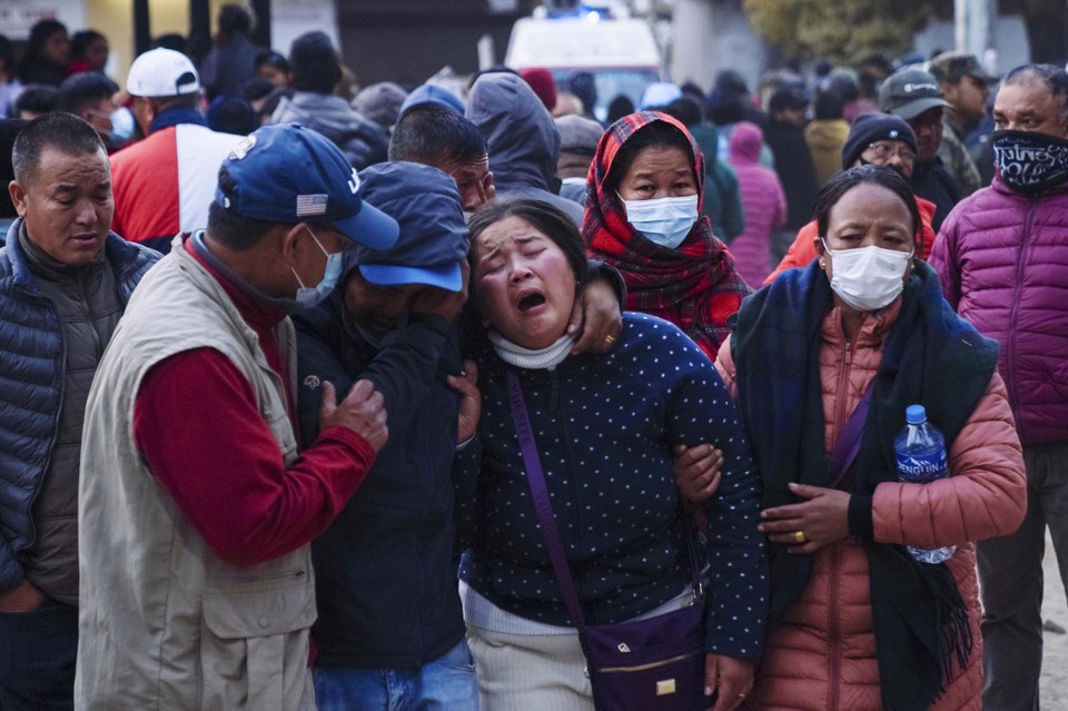 Familieleden van slachtoffers verzamelen aan het ziekenhuis in Pokhara.  